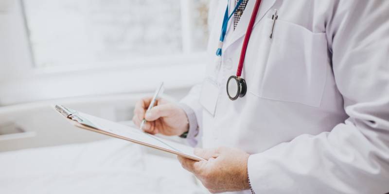 Autofagija Doktor koji radi analizu za autogafiju